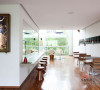 缩小客厅的使用坪数，加大餐厨区使之成为空间的设计重心