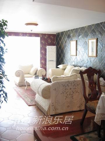 欧式 三居 客厅图片来自用户2746948411在住宅装成公爵府邸35的分享