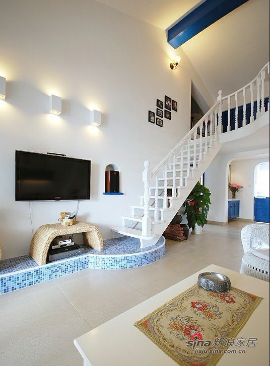 地中海 二居 客厅图片来自用户2757320995在6万改造86平带阁楼蓝白地中海2居室57的分享