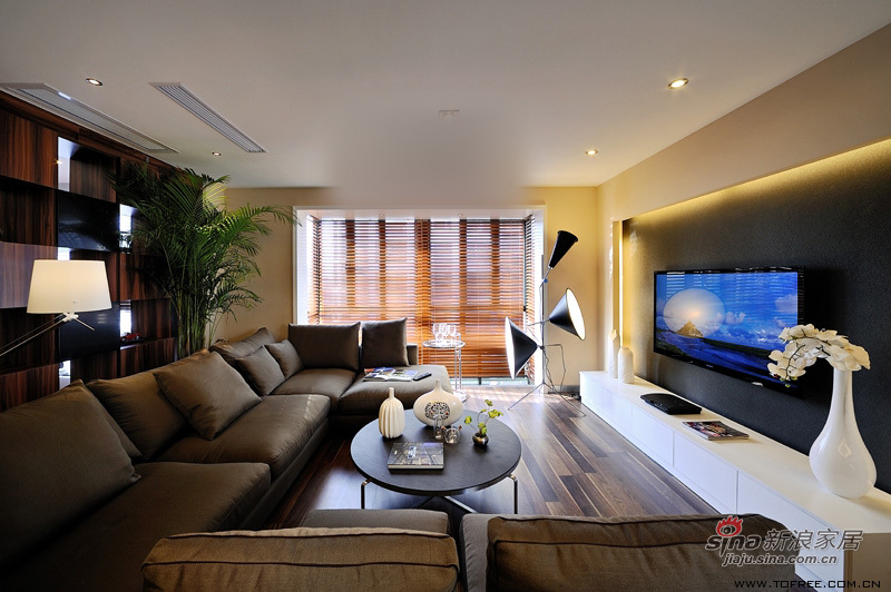 欧式 三居 客厅图片来自用户2746889121在10万装出130平低调奢华三居室63的分享