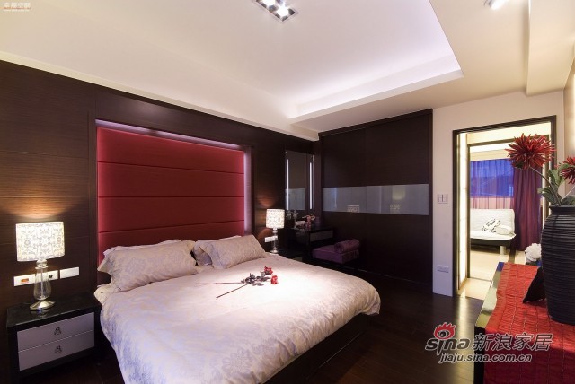 欧式 四居 卧室图片来自幸福空间在148平米新式古典风骚红装91的分享