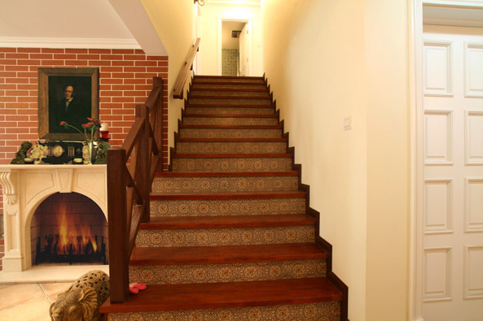 美式 复式 楼梯图片来自用户1907685403在20万打造200平优雅静谧空间 温馨美式风格23的分享