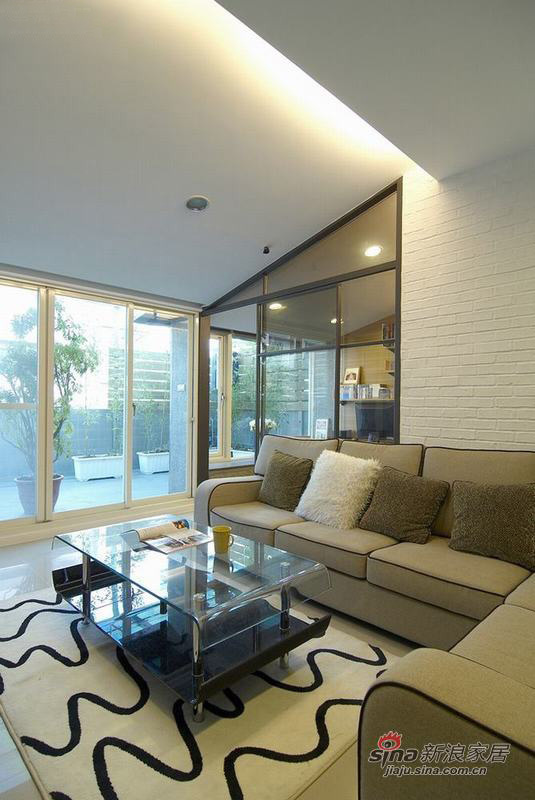 简约 复式 客厅图片来自用户2737735823在三口之家5.8万改造120平清新自然复式公寓56的分享