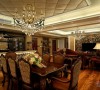 餐厅的酒柜和餐桌都采用美式家具，高雅大气