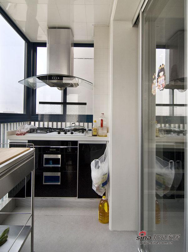 简约 三居 厨房 阳台图片来自用户2737786973在夫妇7.2万打造130平大气优雅三居55的分享