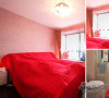 主卧遵循一贯的简约的风格，深红色的大床真是把婚房的气氛烘托的淋漓精致