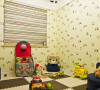 儿童房用了小碎花墙纸，暖暖的浅黄色调，温馨雅致。