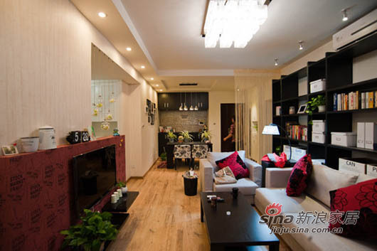 简约 二居 客厅图片来自用户2559456651在家装风格既简约有独特 78平黑红二人世界小家78的分享