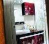 次卫，贴花的浴室柜，很漂亮。