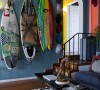 　Kevin是一名冲浪发烧友，墙上挂上的滑浪板，是用久了的滑浪板被他用颜料在上面作画而制成的装饰物，增加室内海滩风的元素。 