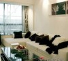 白色皮艺沙发搭配黑色丝绒抱枕，优雅大气。