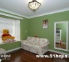 卧室-简单的墙面装饰，因为整墙的绿色而变的充实，花色布艺沙发与之搭配，共同创造了一个恬静的田园空间。美丽女主人的照片抵过万千装饰画，一幅就已足够