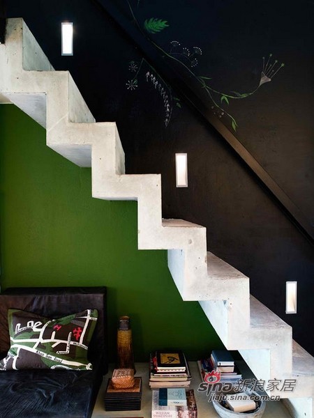 简约 二居 楼梯图片来自用户2737950087在黑白绿经典配 78平简约时尚公寓87的分享