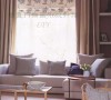整体的色调和布艺的搭配是客厅的关键，尤其是曲线花卉的纱帘更是点亮了空间。