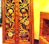 泰式家具多由人工制作，总有独特而繁复精巧的花纹，金光飞射，色彩艳目，满眼都是流动着的琉璃的绚烂，带着逼人的贵气