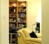 沙发后的书架