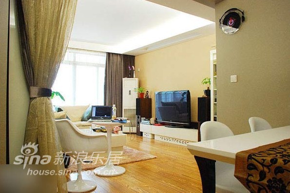 简约 二居 客厅图片来自用户2558728947在上海老房变浓情蜜月屋88的分享