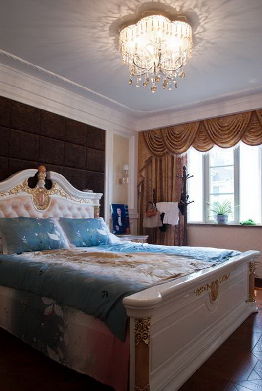 新古典 三居 卧室图片来自用户1907664341在欧式奢华140平米双合家园三居83的分享