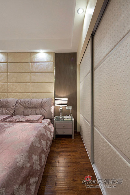现代 二居 卧室图片来自佰辰生活装饰在黑白条纹控85平现代简约婚房10的分享