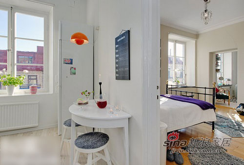 现代 二居 客厅图片来自用户2771251863在55平迷情小户型 谱写白色北欧风83的分享