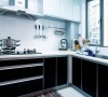 黑色烤漆面板的厨房让空间更干练