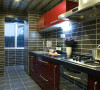 厨房：竖向的铝扣板吊顶装饰了空间，简约的