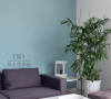 沙发背景墙和沙发的色调以及植物相搭配