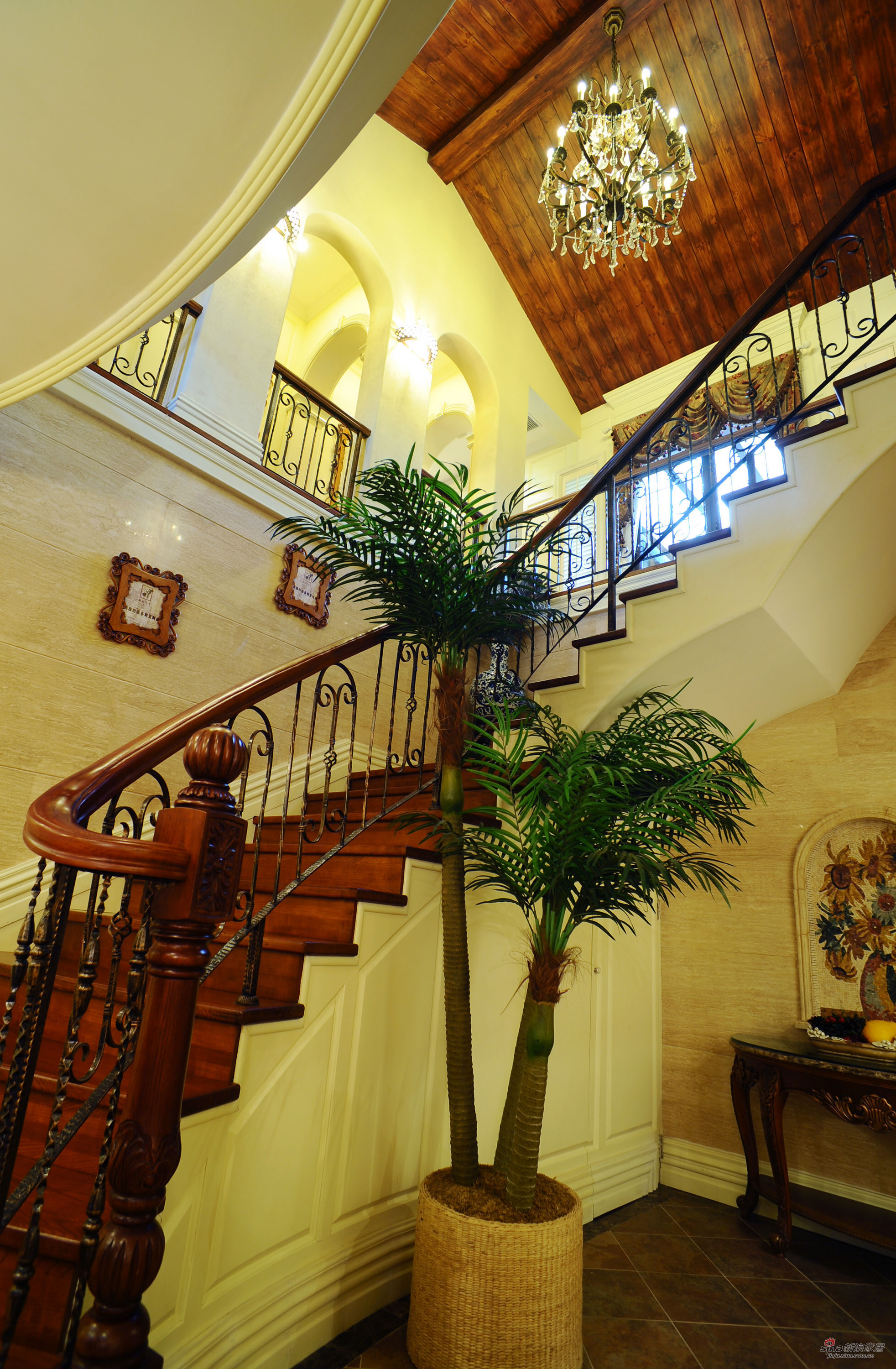 美式 别墅 楼梯图片来自用户1907685403在独栋别墅北美风格，恢弘大气54的分享