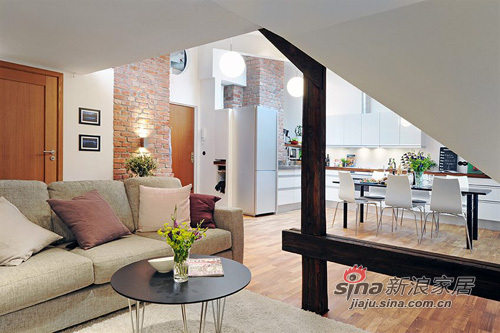 简约 二居 客厅图片来自用户2737786973在巧改65平方倾斜式复式公寓62的分享
