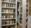 这个书房非常有创意的，家里的小型图书馆