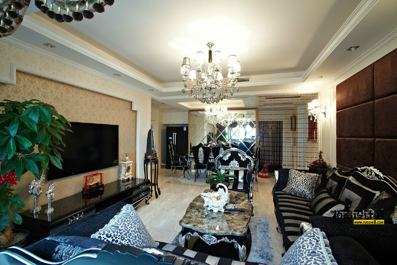 欧式 三居 客厅图片来自用户2746869241在奢华、优雅200平米简欧实景案例25万装70的分享