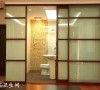 由于没有自然采光的条件，所以在设计的时候把整个客卫生间的门及墙体统一设计成磨砂玻璃，这样既能保证采光度又能满足隐私要求。