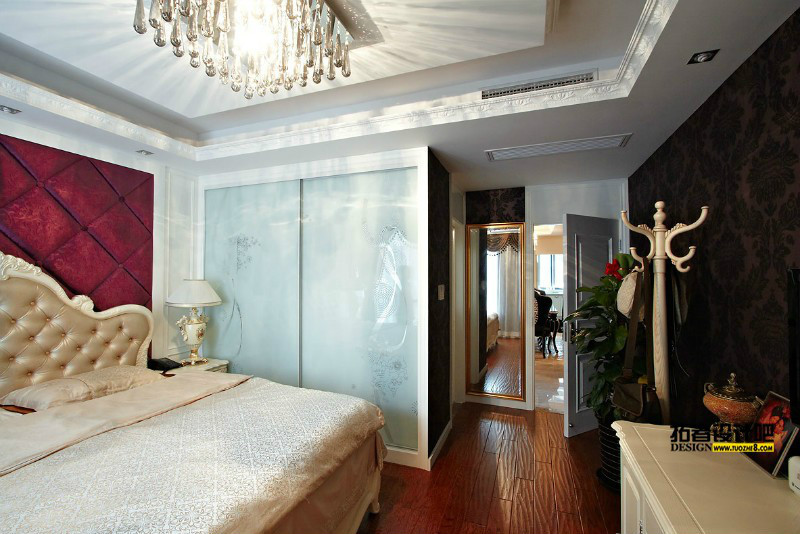欧式 三居 卧室图片来自用户2746869241在奢华、优雅200平米简欧实景案例25万装70的分享