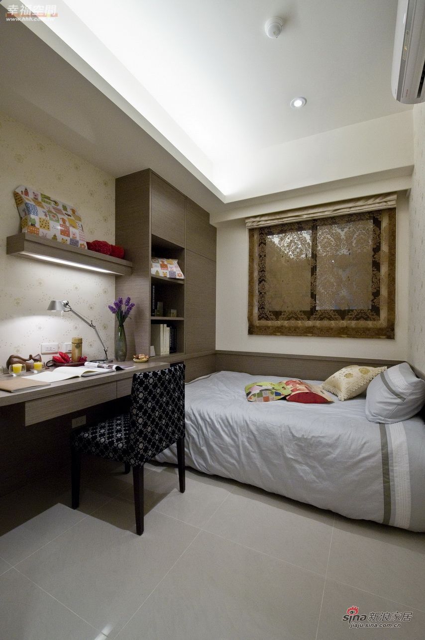 简约 四居 卧室图片来自幸福空间在165平经典黑白琴键打造精致公寓71的分享