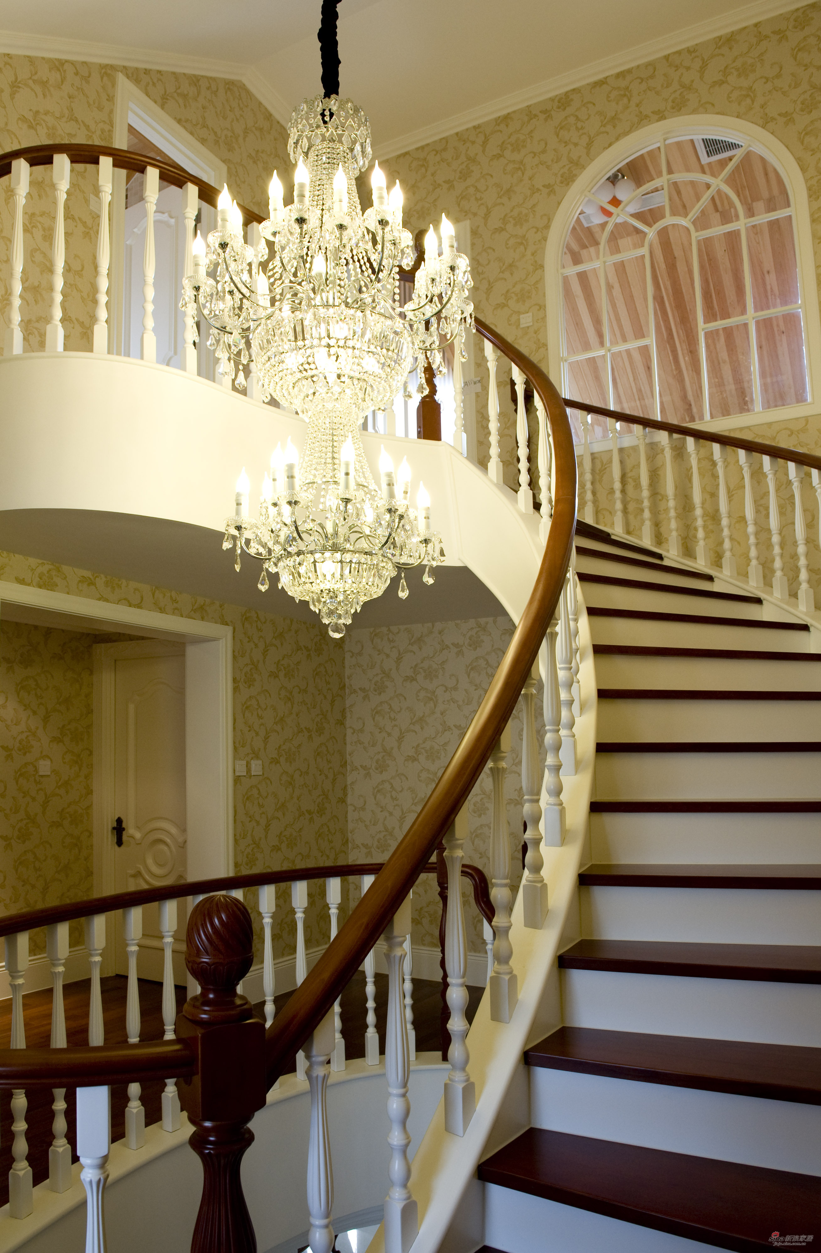 美式 别墅 楼梯图片来自用户1907686233在【高清】东方普罗旺斯打造梦幻别墅实景案例41的分享