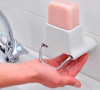 Nathalie Stampfli设计的肥皂盒，用手压一下会把肥皂削成小碎片，让使用者拿到够洗一次手的分量，既不会浪费，也不会把肥皂弄湿泡烂。