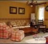 布艺沙发和橙色壁纸和仿古砖，充满返璞气息