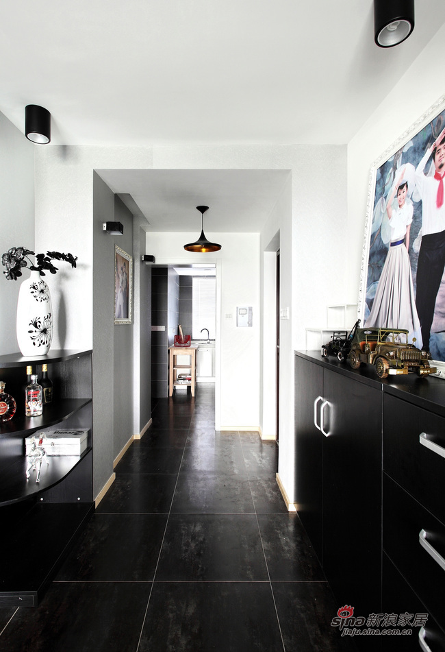 现代 二居 客厅图片来自佰辰生活装饰在16万营造69平黑白时尚两居室62的分享