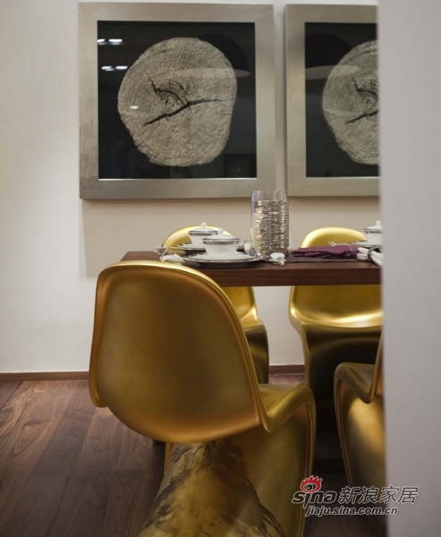 欧式 二居 客厅图片来自用户2746869241在主人很“拜金” 金色装饰打造123平奢华居所33的分享