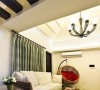 四樓以峇里島風格為主述，藤編吊椅與天花枕