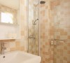 卫浴室的墙面用暖色的马赛克瓷砖铺成