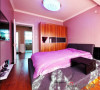 以紫色为主调的卧室