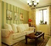 由绿色与淡黄色两个主色调打造成清新而恬静的空间，深色实木茶几搭配布艺沙发，点缀的尤为舒适