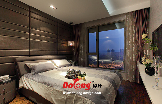 卧室图片来自DoLong董龙设计在119平 奢华主张 现代奢华的分享
