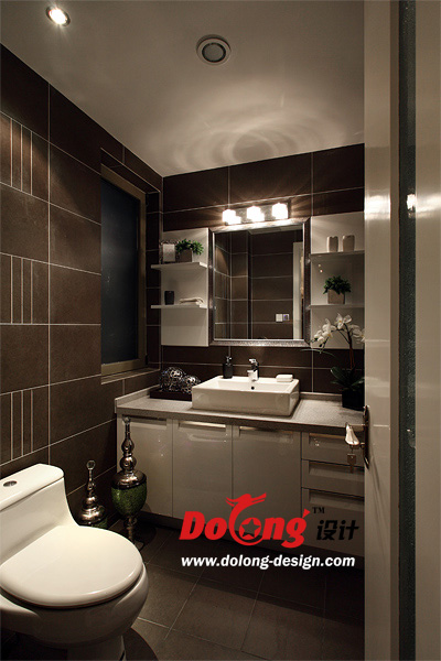 卫生间图片来自DoLong董龙设计在119平 奢华主张 现代奢华的分享