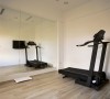 健身房-贴以镜面的健身空间，影音设备添入让在家也能体验身心舒畅的乐活感动。