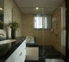 主卧浴室经过设计，让浴室空间感觉更大更舒适。