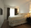 维持原有格局的空间。床头两侧采对称式英式壁板配搭古典线板圈围的主墙设计，简洁中更显优雅与舒适。