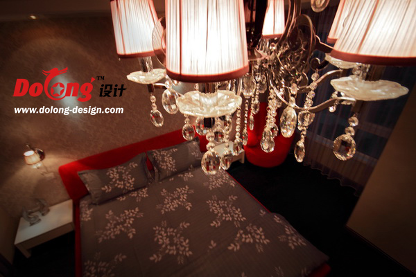 现代 奢华 棕色 黑白 卧室图片来自DoLong董龙设计在奢华诱惑 89平 棕色大气奢华的分享