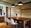 层次分明的，可折叠木墙 增加居室质朴感又可实现居室空间变化